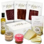 Lee más sobre el artículo <a href="https://amazon.es/dp/B0BBVWQNK9?tag=techbeautydeals-21" target="_blank">Resume el contenido de GOURMET BOX | Gourmet Selection Gift Basket | Jamon, Salchichon and Iberian Acorn Chorizo, 100% Sheep Cheese, Boletus and Morcilla, Artisan Seaks and Oil en español y en sólo 10 palabras</a>