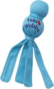 Lee más sobre el artículo <a href="https://amazon.es/dp/B000MD3OQC?tag=techbeautydeals-21" target="_blank">Resume el contenido de KONG – Wubba Puppy – Nylon Elastic Teether (Various Characters) – For Small Puppies en español y en sólo 10 palabras</a>