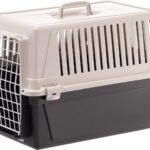 Lee más sobre el artículo <a href="https://amazon.es/dp/B00F5ZTLZU?tag=techbeautydeals-21" target="_blank">Resume el contenido de Ferplast Transportín Gatos, Transportín Perro Mediano Pequeño y Gatos hasta 15 Kg, Puerta de Hierro Plastificado, Ranuras de Ventilación, 40 x 60 x h 38 cm, Transportín Mascotas Rígido ATLAS 30 EL en español y en sólo 10 palabras</a>