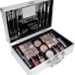 Lee más sobre el artículo <a href="https://amazon.es/dp/B08GQX7TD3?tag=techbeautydeals-21" target="_blank">Resume el contenido de bonvoyage, Women’s Makeup Kit, Includes Lipstick, Eye Shadows, Blush, Nail Polish, Mirror, and More, Portable and Lightweight Metal Case en español y en sólo 10 palabras</a>