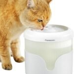 Lee más sobre el artículo <a href="https://amazon.es/dp/B0CV5X8P8B?tag=techbeautydeals-21" target="_blank">Resume el contenido de PANASONIC CP-JNW01-W Pet Water Fountain for Small and Medium Sized Cats and Dogs, 1.9L Capacity, 4-Layer Filtration, Super Quiet, Two Modes, White en español y en sólo 10 palabras</a>
