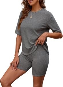Lee más sobre el artículo <a href="https://amazon.es/dp/B0CXX8BFS9?tag=techbeautydeals-21" target="_blank">Resume el contenido de Women’s Tracksuits 2 Piece Set Short Sleeve and Shorts Pajama Casual Solid Summer en español y en sólo 10 palabras</a>