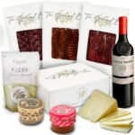 Lee más sobre el artículo <a href="https://amazon.es/dp/B0CKNQ2Q6S?tag=techbeautydeals-21" target="_blank">Resume el contenido de GOURMET BOX | Gift Basket | Gourmet Selection Ham, Salchichon and Iberico Sausage of Acorns, Sheep Cheese, 100% Sheep Cheese, Boletus Pates and Sausage Picos Artesanos and Ramon Bilbao Wine en español y en sólo 10 palabras</a>
