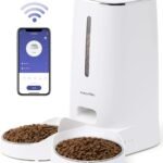 Lee más sobre el artículo <a href="https://amazon.es/dp/B0CRQZYWV2?tag=techbeautydeals-21" target="_blank">Resume el contenido de FUKUMARU WiFi Automatic Cat Feeder, 4L Food Dispenser for Dog/Cat with Two Bowls, Customized Program of Automatic Feeding, Battery Operated and Electrical Wiring, White en español y en sólo 10 palabras</a>